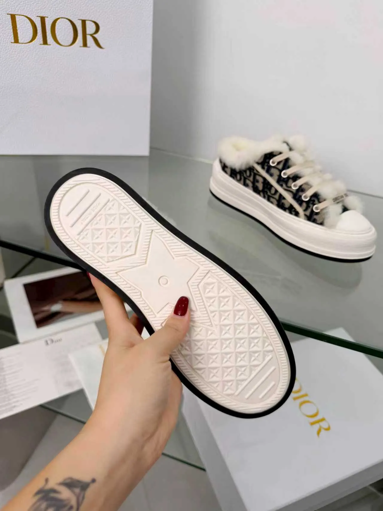Men's men's shoes pP540! 𝐃𝐈𝐎𝐑 𝐖𝐚𝐥𝐤'𝐧 Dior Presbyopia Embroidery Wool Thick Sole Canvas Shoes Casual Sneakers (Half Flop) These Walk'n'Dior thick sole sneakers are a fashionable piece that elevates the collection. Oblique printed cotton embroidered upper with comfortable platform sole, tongue and Christian Dior Paris signature laces. Bottom thickness 4.5CM Size: Women's 35-41